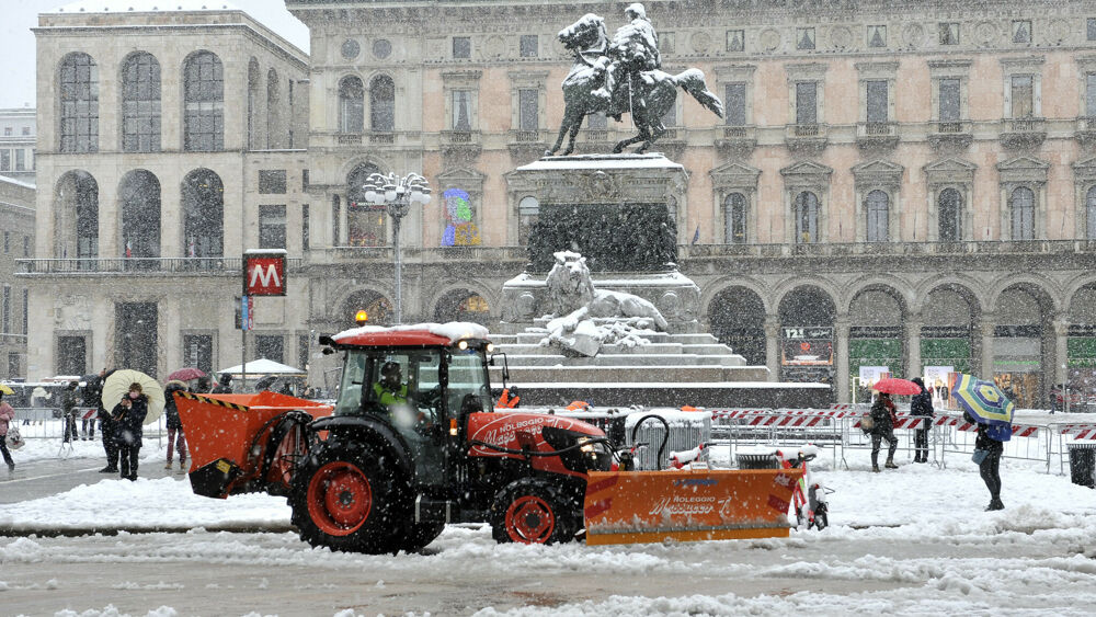 Meteo, neve a Milano