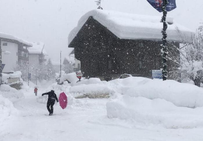 Tetti e neve sulle Alpi