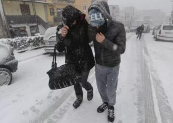 Ondata di freddo negli USA: gelo record, scuole chiuse e tubature esplose
