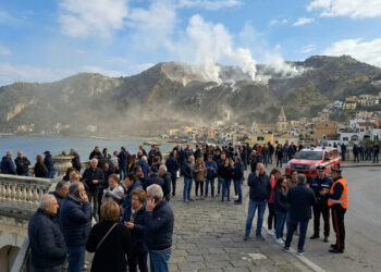 Terremoto Napoli oggi: forte scossa magnitudo 3.5 ai Campi Flegrei, gente in strada a Pozzuoli