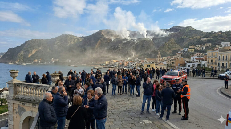 Terremoto Napoli oggi: forte scossa magnitudo 3.5 ai Campi Flegrei, gente in strada a Pozzuoli