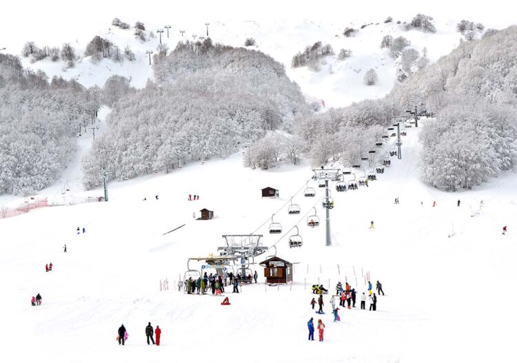 Webcam Campitello Matese Live: Neve e Piste Lavarelle in HD